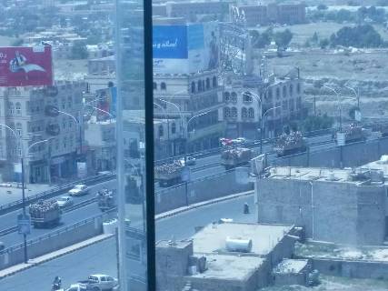 شاهد صورة.. عشرات الحوثيين على متن "عربات" بصنعاء يتجهون إلى جهة مجهولة