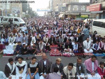 إب:جماهير المحافظة تؤدي صلاة العيد بساحة الحرية مرحبة بعودة الشرعية (صورتين)