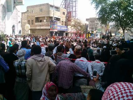 بالصور: مهرجان قافلة التحدي لكسر الحصار بشارع جمال في تعز