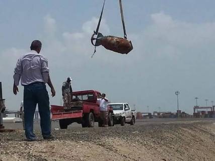 استخراج صاروخ في المنطقة الحرة بعدن قبل انفجاره"صورة"