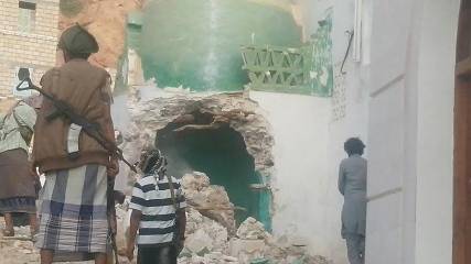 بالصور: القاعدة يواصل هدم القباب والأضرحة بحضرموت