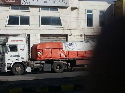 ميليشيات الحوثي تستولي على قوافل إغاثية لبرنامج الغذاء العالمي مقدمة لتعز وتستعد لبيعها بالسوق السوداء (صور)