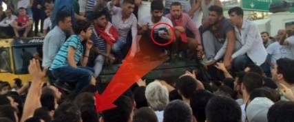 "أنا متزوج وزوجتي حامل".. لماذا كتبها أحد الانقلابيين في تركيا داخل مدرعته؟