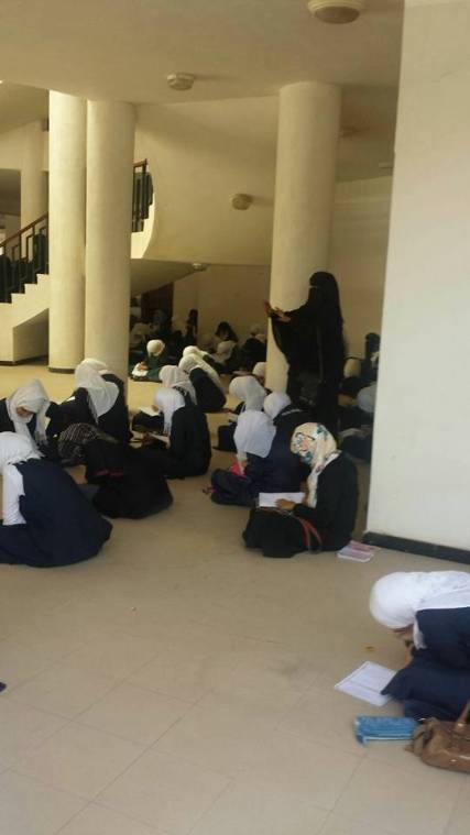 بالصور .. عزيمة طالبات يدفعهن لأداء الامتحانات على الارض 