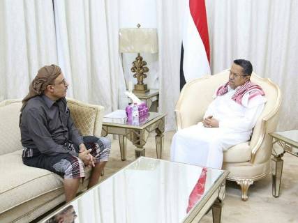 رئيس المجلس العسكري: تعز على موعد مع النصر في القريب، وبن دغر يؤكد "النصر حليف تعز" 