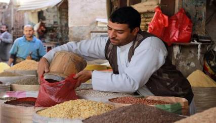 اليمن يقلص الوظائف ويسعى لاستئناف إنتاج النفط